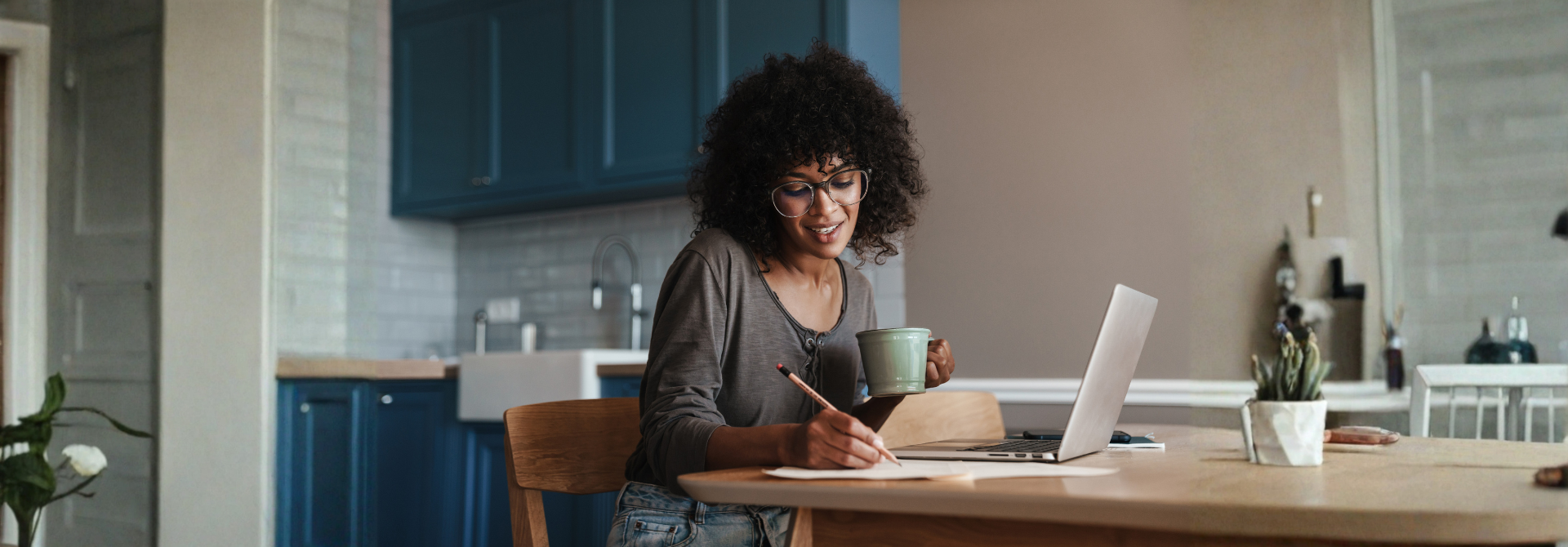 Navigating economic uncertainty: The role of remote support in business resilience